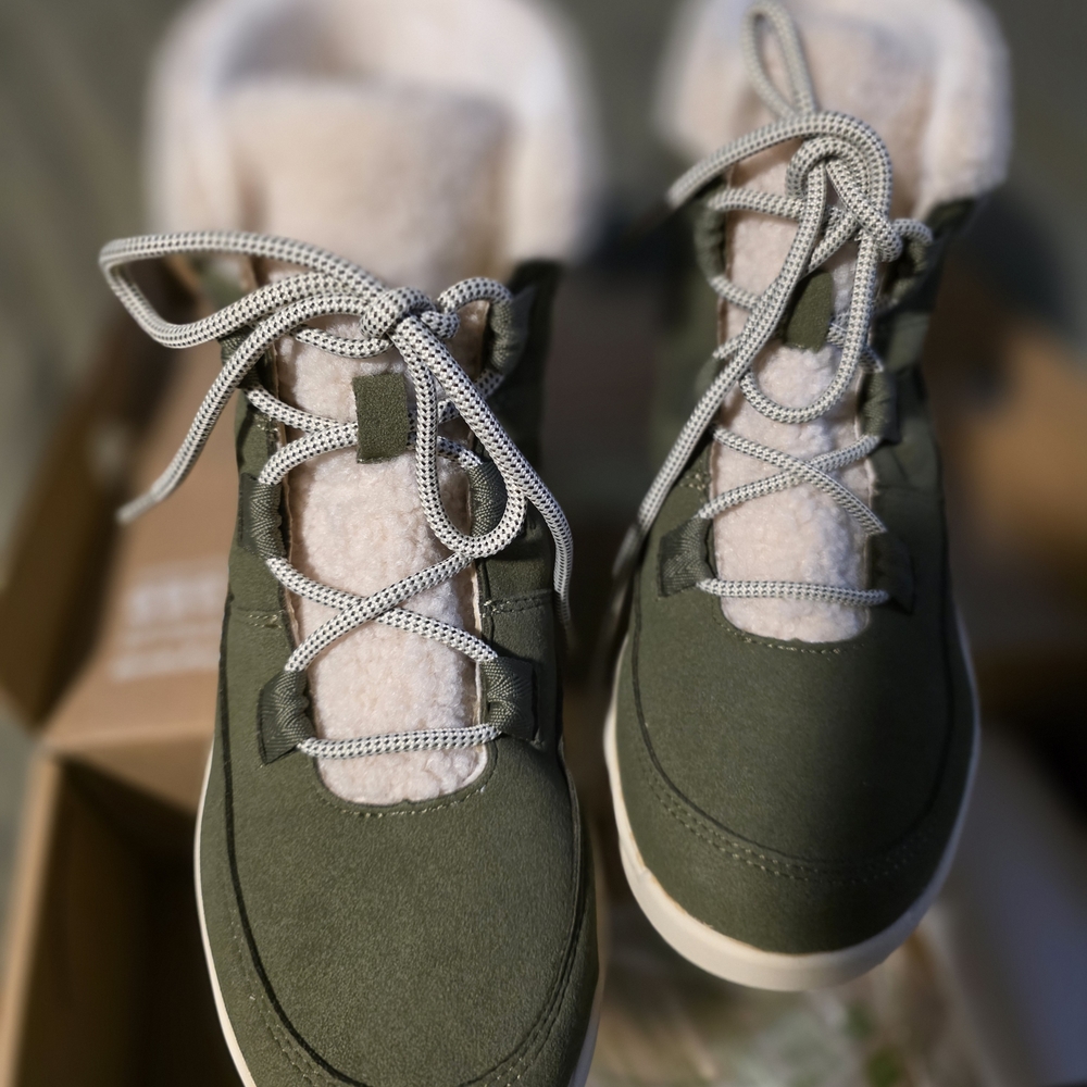 JBU Olive and Cream Winter Boots, Sherpa trim, W 9.5